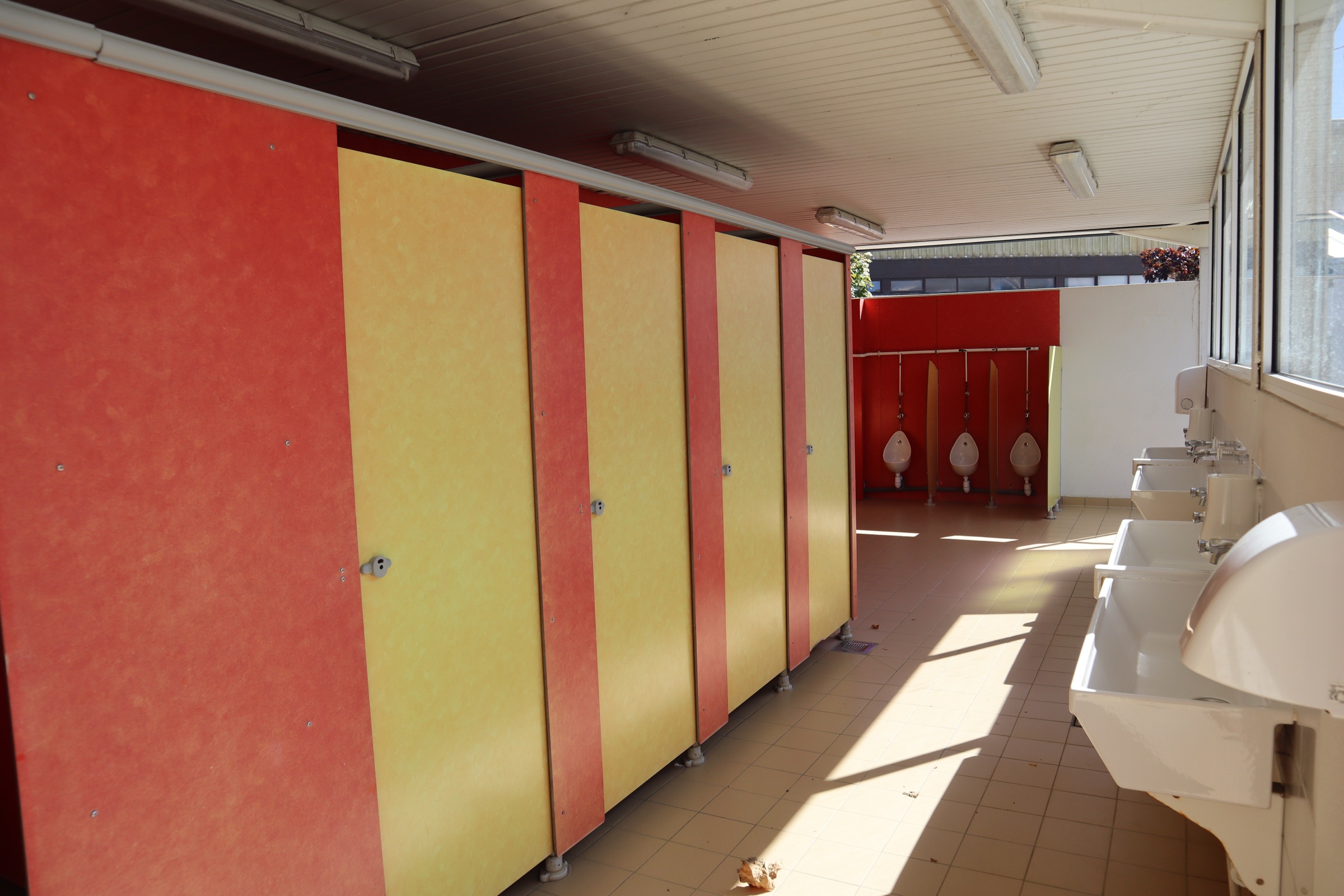 Cloison sanitaire stratifié massif REFAIR